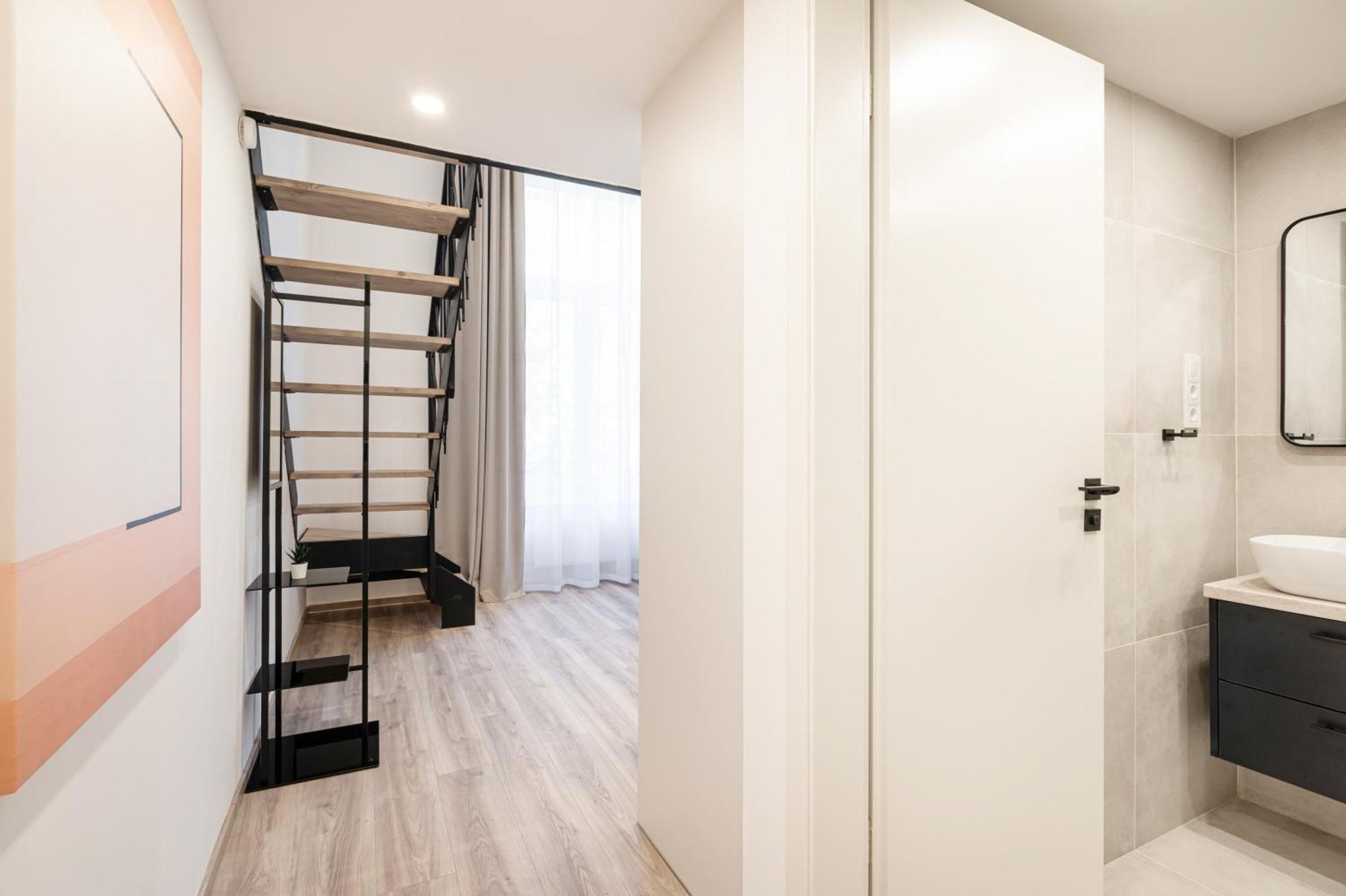 E44 - Erzsebet Boulevard - Location By Bqa Apartament