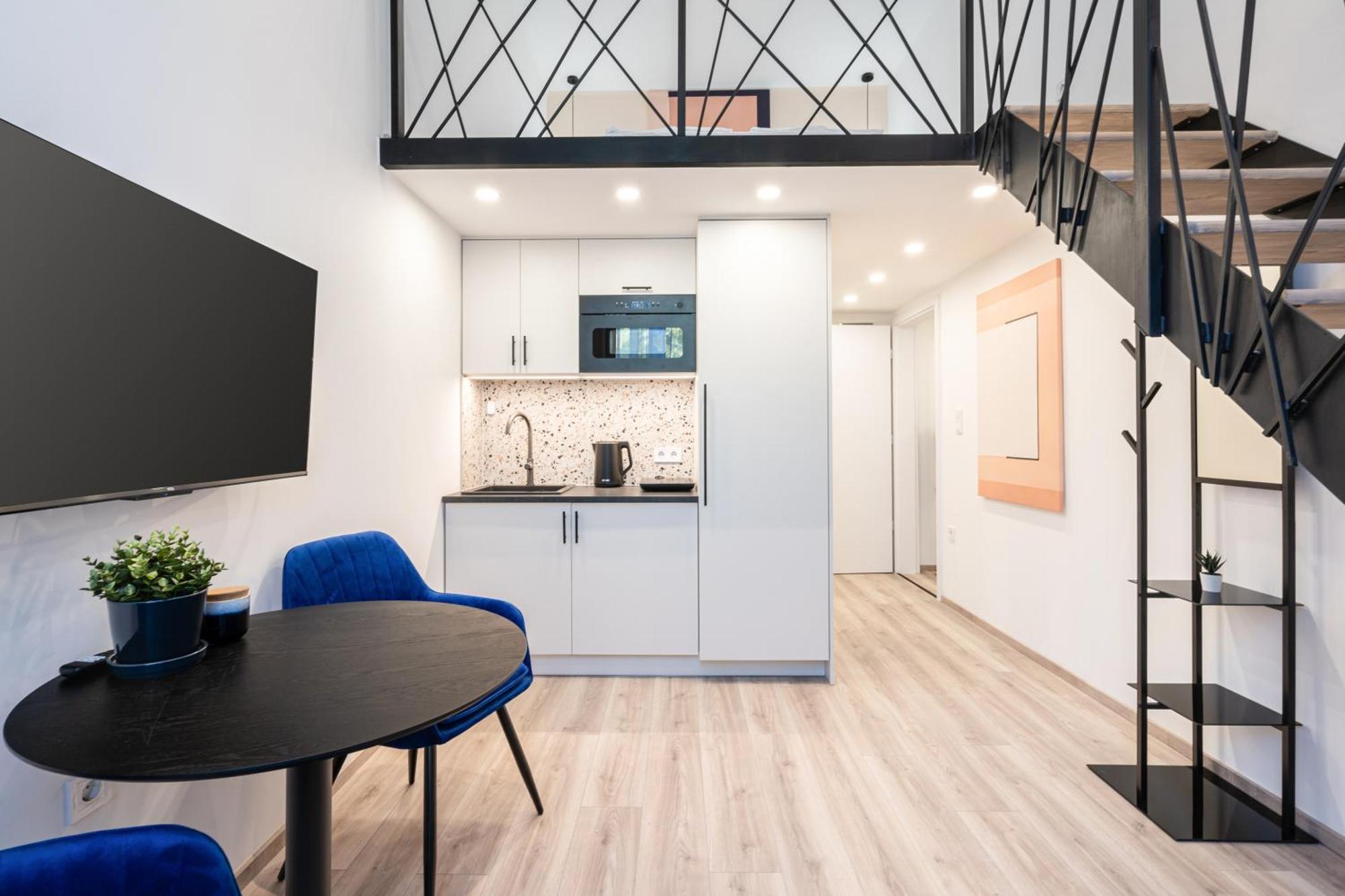 E44 - Erzsebet Boulevard - Location By Bqa Apartament *