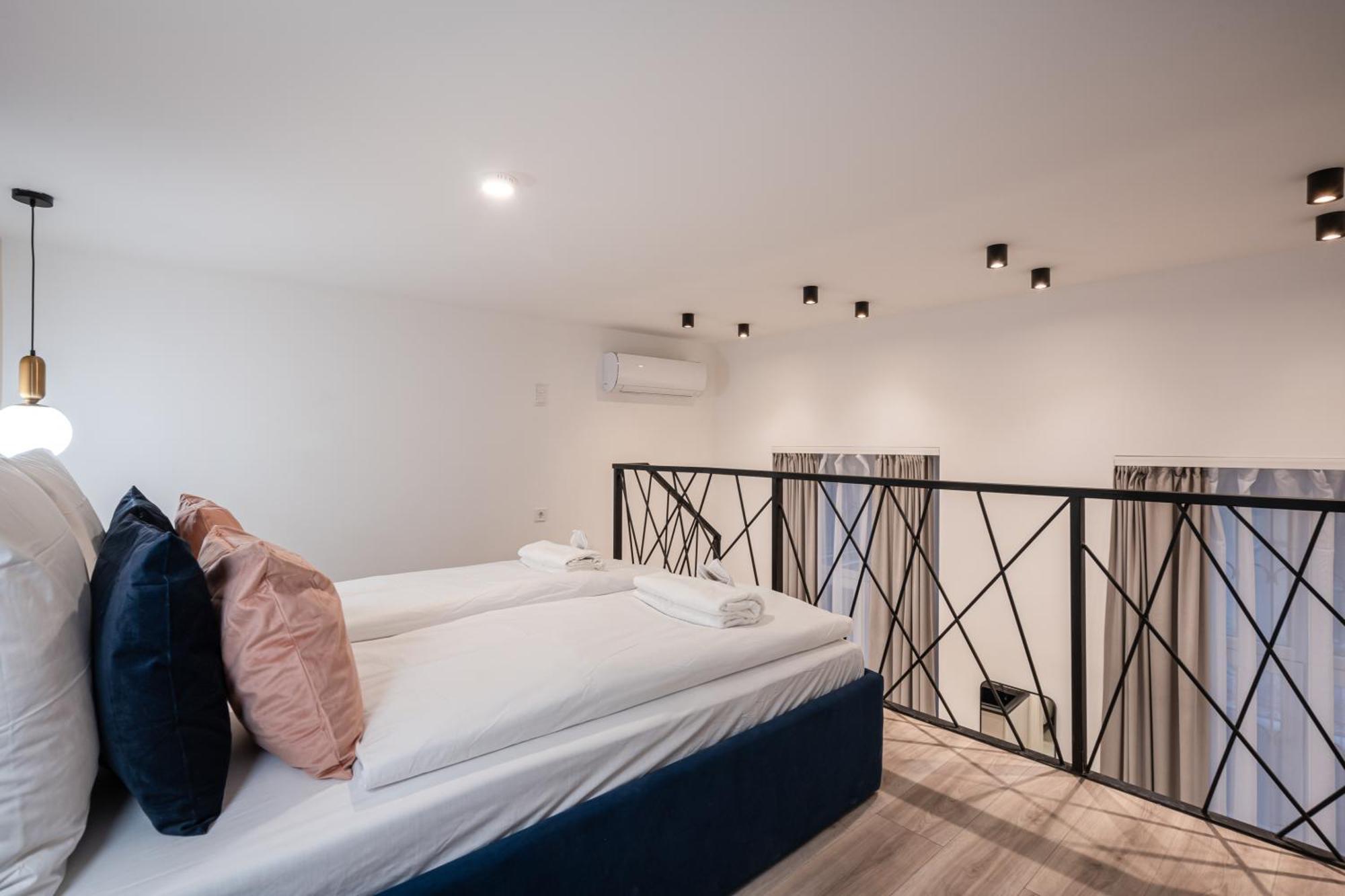 E44 - Erzsebet Boulevard - Location By Bqa Apartament *
